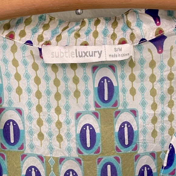 Subtle Luxury Silk Blouse, Sz Small / Medium - Picture 5 of 7